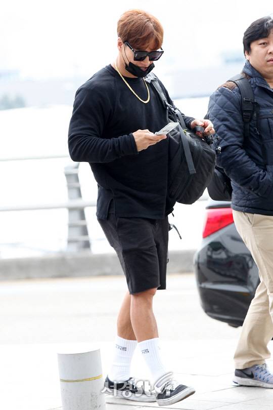 런닝맨 김종국이 24일 오전 인천 중구 운서동에 위치한 인천국제공항을 통해 홍콩에서 열리는 런닝맨 홍콩 콘서트에 참석하기위해 출국하고 있다.