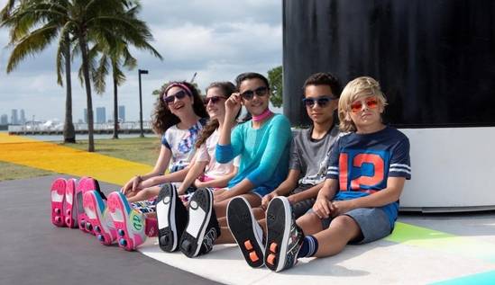 바퀴 달린 신발 힐리스가 돌아왔다. 부모 세대인 중장년층에게는 청년기의 추억을, 어린이들에게는 신선한 놀이 문화로 주목을 받고 있다./사진=힐리스