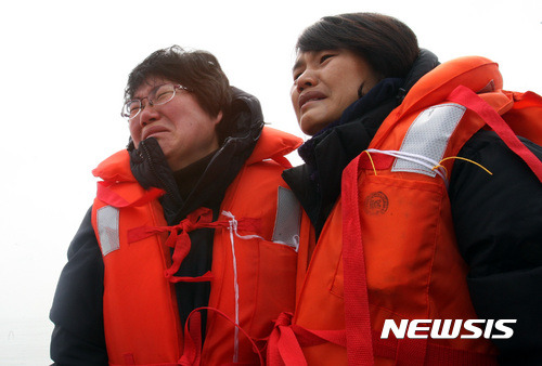 【진도=뉴시스】신대희 기자 = 26일 오전 전남 진도군 맹골수도에서 중국 인양업체 상하이샐비지가 반잠수식 선박에 부양된 세월호 선체의 배수 작업을 벌이고 있는 가운데, 미수습자 허다윤양의 어머니 박은미(47·여·왼쪽)씨와 조은화양의 어머니 이금희(47·여)씨가 눈물을 흘리고 있다. 세월호는 25일 오후 9시15분께 선체 전체가 해수면 위로 올랐다. 2017.03.26.    sdhdream@newsis.com