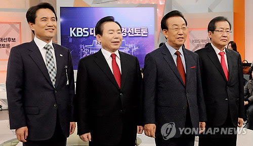 (서울 국회사진기자단=연합뉴스) 자유한국당 대선주자인 김진태 의원(왼쪽부터), 이인제 전 새누리당 최고위원 , 김관용 경북지사, 홍준표 경남지사가 26일 오전 여의도 KBS 스튜디오에서 열린 대선후보 경선 토론에 앞서 기념촬영을 하고 있다. 2017.3.26      jeong@yna.co.kr