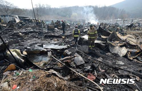【서울=뉴시스】임태훈 기자 = 29일 오전 8시 51분께 서울 강남구 구룡마을 제7B지구에서 화재가 발생, 소방대원들이 진화를 마친 뒤 잔불정리를 하고 있다.   소방당국에 따르면 주거용 가건물에서 원인이 밝혀지지 않은 화재가 발생했으며 구룡마을 30여 가구 주민들을 대피시키고, B(70)씨가 연기를 흡입해 인근 병원으로 후송했다고 밝혔다. 2017.03.29.   taehoonlim@newsis.com