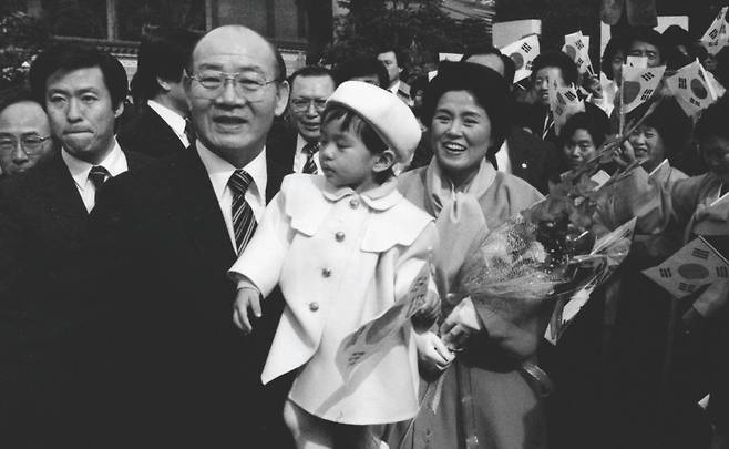 1988년 2월 퇴임한 전두환-이순자 부부가 서울 서대문구 연희동 사저로 들어서고 있다.