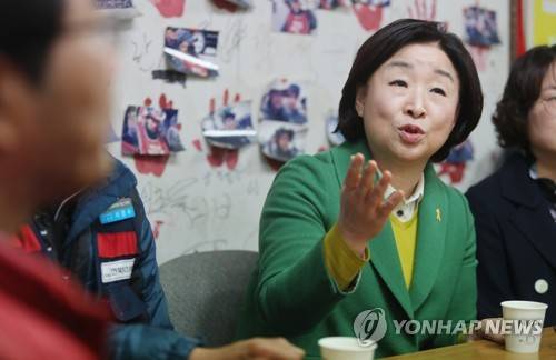 (전주=연합뉴스) 임채두 기자 = 29일 오전 전북 전주시 덕진구 호남고속 조합원 사무실에서 정의당 대선 주자인 심상정 대표가 노동자들과 대화를 나누고 있다. 2017.3.29      doo@yna.co.kr