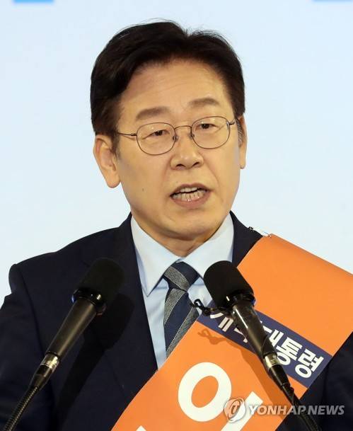 (대전=연합뉴스) 배재만 기자 = 더불어민주당 대선주자인 이재명 성남시장이 29일 오후 대전 충무체육관에서 열린 더불어민주당 제19대 대통령후보자 충청권역 순회투표에서 정견 발표를 하고 있다.   scoop@yna.co.kr