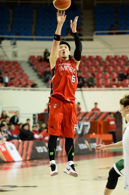 모비스 양동근. 30일 6강 PO 1차전에서 슈팅 모습. 사진 제공=KBL