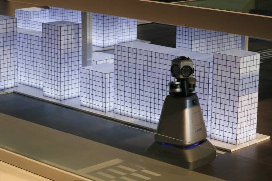 30일 경기도 고양시 킨텍스에서 열린 2017 서울모터쇼 미디어데이에서 네이버랩스의 3차원 실내 정밀지도 제작 로봇 M1이 자율주행으로 지도를 제작하는 과정을 시연하고 있다. <연합뉴스>