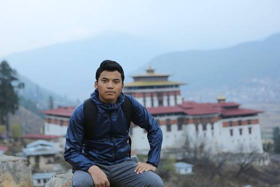 부탄에서 가장 아름다운 종(사원이자 성) 중 하나인 파로 종에서 만난 님 도르지.