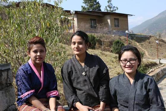 푸나강이 내려다보이는 푸나샹츄 코티지에서 일하는 '릴라1'과 '릴라2' 그리고 리첸(사진 왼쪽부터). 보다 나은 미래가 올 것이라고 믿고 있었다.