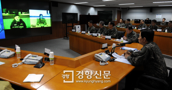 한민구 국방장관 주재로 군 위기상황평기 및 대책회의가 열리고 있다.