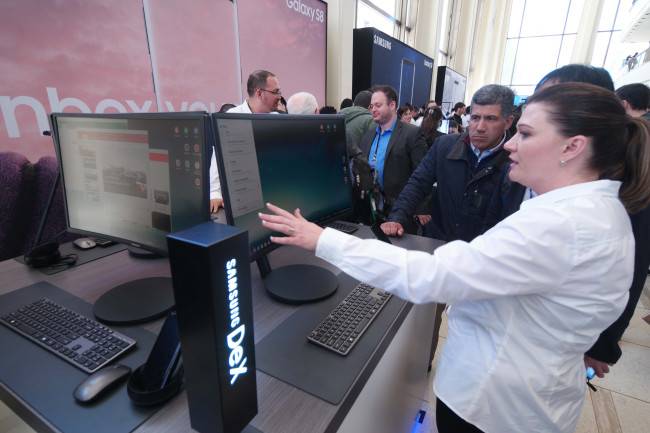 미국 뉴욕 링컨센터 데이비트 게펜홀에서 열린 ‘갤럭시S8’ 행사장에서 직원이 덱스에 대해 설명하고 있다. [사진제공=삼성전자]