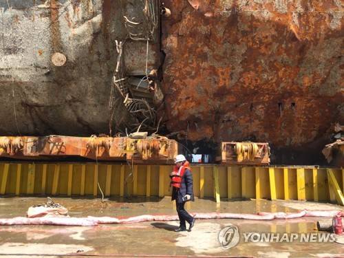(목포=연합뉴스) 세월호 이동이 임박한 30일 오전 세월호 선체조사위원들이 전남 진도군 동거차도 인근에 있는 반잠수식 선박 화이트마린호를 찾아 세월호 상태를 살펴보고 있다. 2017.3.30 [세월호 선체조사위원회 제공=연합뉴스]      photo@yna.co.kr