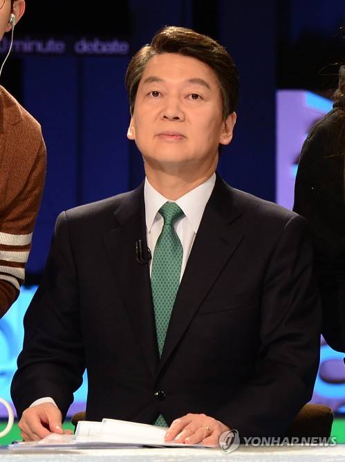 (서울 국회사진기자단=연합뉴스) 국민의당 대선주자인 안철수 전 대표가 30일 오후 서울 마포구 상암동 MBC에서 열린 MBC 100분 토론에서 방송 시작을 기다리고 있다. 2017.3.30      scoop@yna.co.kr