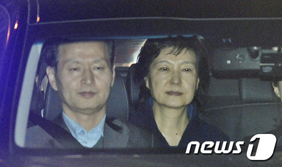 뇌물수수 등의 혐의로 구속된 박근혜 전 대통령이 31일 오전 서울 서초구 서울중앙지방검찰청에서 서울구치소로 이송되고 있다. 전직 대통령 구속은 1995년 전두환-노태우 전 대통령 이후 22년 만의 일이다. 2017.3.31/뉴스1 © News1 민경석 기자