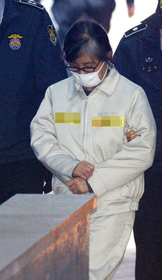 박근혜 전 대통령이 구속된 31일 오전 서울 서초구 서울중앙지방법원에 최순실이 고개를 숙인채 공판에 출석하고 있다. 뉴시스