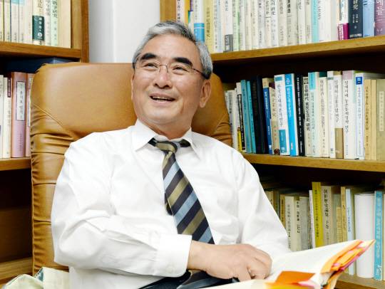 10년에 걸쳐 고대에서 현대까지 우리나라 3000년을 경제학적 관점으로 독자 연구한 ‘한국 경제사 Ⅰ·Ⅱ’를 펴낸 이영훈 전 서울대 경제학부 교수가 지난 20일 서울 관악구 봉천로길 낙성대경제연구소에서 한국의 근대화 생성 과정과 배경, 의미 등을 설명하고 있다.  곽성호 기자 tray92@