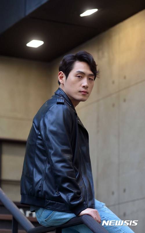 【서울=뉴시스】고승민 기자 = 연극 '베헤모스'에서 멀티 역을 맡아 열연중인 배우 권동호가 29일 오후 서울 충무아트센터에서 뉴시스와 인터뷰를 하기 전 포즈를 취하고 있다. 2017.03.31.   kkssmm99@newsis.com