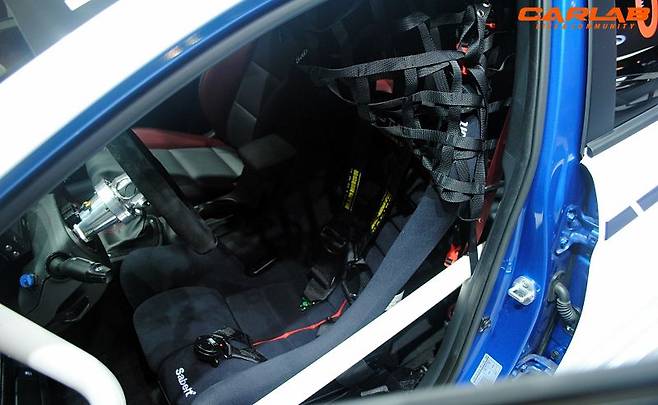 레이싱 버킷 시트와 그물