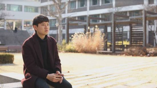 수능만점자 이동헌 씨가 서울대 캠퍼스에서 SBS스페셜 제작진과 인터뷰를 하고 있다. (사진=SBS 제공)