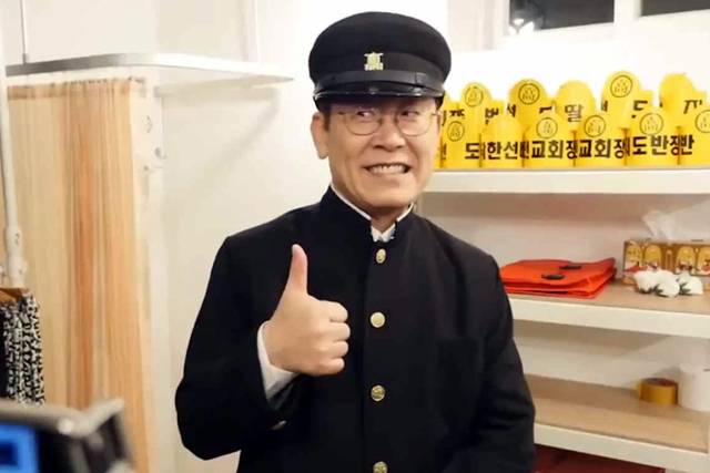 ▲ 소년공 시절 교복을 입고 등교하는 친구들이 부러웠다는 이재명 후보. ⓒ이재명