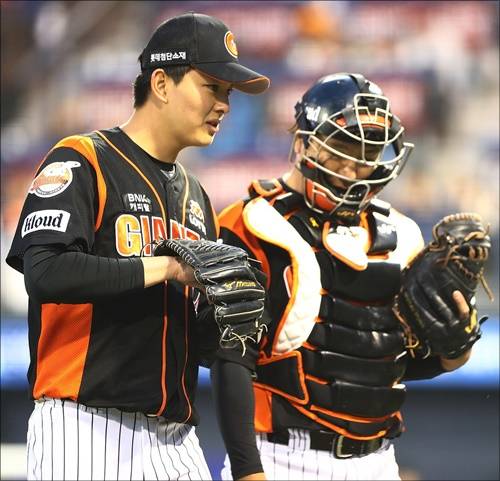 김원중 강민호 ⓒ 롯데 자이언츠