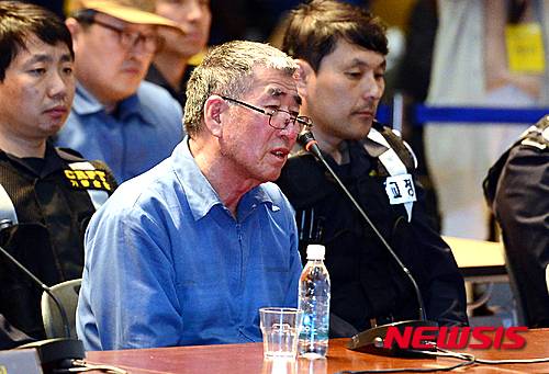 【서울=뉴시스】권현구 기자 = 이준석 세월호 선장이 28일 오후 서울시청 신청사 다목적홀에서 열린 4.16세월호참사 특별조사위원회 제2차 청문회 1일차에 증인으로 출석해 발언하고 있다. 2016.03.28.   stoweon@newsis.com