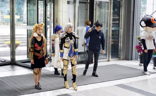 넷마블 직원들이 올해 만우절을 맞아 게임 캐릭터 복장을 하고 출근하는 모습./사진=넷마블 페이스북 캡쳐