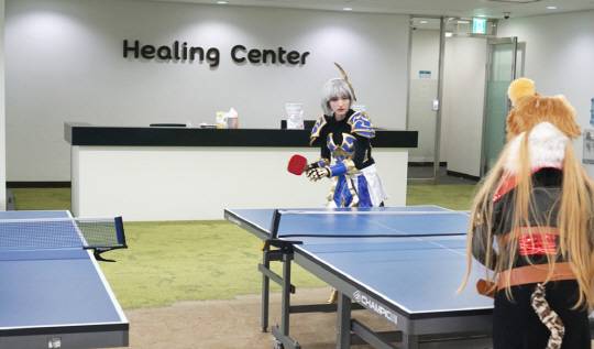 넷마블 직원들이 올해 만우절을 맞아 게임 캐릭터 복장을 하고 운동하는 모습./사진=넷마블 페이스북 캡쳐