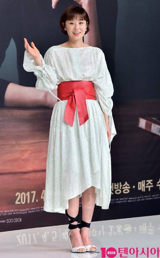 배우 최강희가 3일 오후 서울 영등포구 타임스퀘어 아모리스홀에서 열린 KBS 2TV 새 수목드라마 ‘추리의 여왕'(극본 이성민, 연출 김진우) 제작발표회에 참석해 포토타임을 갖고 있다.