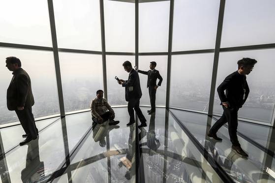 사전 공개행사에 초청된 관람객들이 유리 바닥으로 시공된 전망대 위에 올라서 있다.