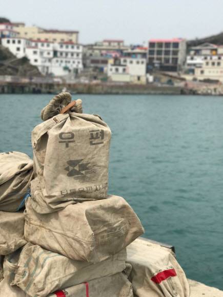 지난달 27일 전남 신안군 흑산면 홍도항에 육지로 배달될 우편물이 쌓여 있다. 지난달 27일 전남 신안군 흑산면 홍도항에 육지로 배달될 우편물이 쌓여 있다.