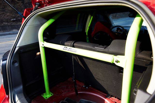 경주차는 안전을 위해 롤케이지를 달아야 한다.