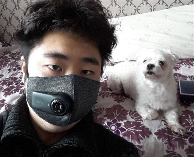 배터리에 모터까지 달린 샤오미의 마스크를 쓴 전태윤씨. 전태윤씨 제공