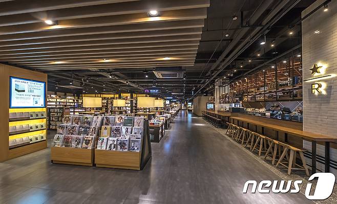 쇼핑몰 3층에 위치한 북스리브로와 스타벅스가 결합된 매장. © News1