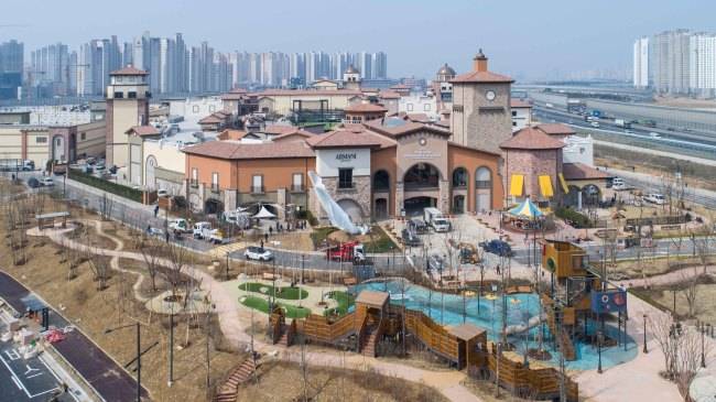 [사진설명= 신세계사이먼이 경기도 시흥시 배곧신도시에 ‘시흥 프리미엄 아울렛’을 오픈한다. 이는 여주ㆍ파주ㆍ부산에 이은 4호점으로, 수도권 서남부 쇼핑ㆍ관광ㆍ문화랜드마크를 표방했다. 시흥 프리미엄 아울렛 전경. ]