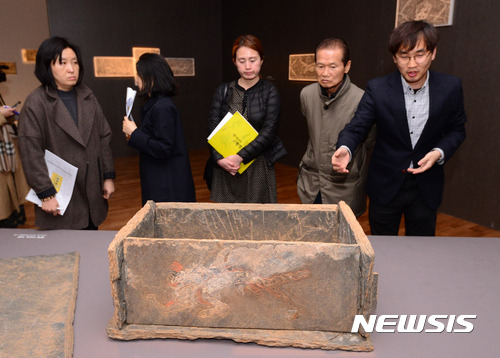 【서울=뉴시스】김선웅 기자 = 5일 서울 서초구 예술의전당 서울서예박물관에서 열린 이호재 가나아트센터-서울옥션 회장 기증 작품전 '죽음을 노래하다' 프레스투어에서 김학명 예술의전당 서예부 큐레이터가 작품을 설명할 수 있다. 전시는 오는 6월 18일까지 관람할 수 있다. 매주 월요일 휴관. 2017.04.05.   mangusta@newsis.com