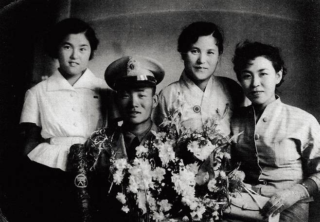 1955년 9월 3일 전두환 생도의 육군사관학교 졸업식에 참석한 이순자 여사(왼쪽)와 그의 어머니(오른쪽에서 두 번째).