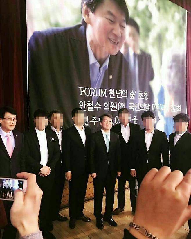 안철수 국민의당 후보가 지난달 24일 전북 전주시 꽃밭정이 노인복지관에서 열린 ‘포럼 천년의숲’ 초청 간담회에서 지역 청년들과 함께 서 있다. 왼쪽부터 전주갑 지역구 김광수 국민의당 의원, 김아무개, 김아무개, 노아무개, 안철수 후보, 송아무개, 박아무개, 신원 미상 등이다. 이 6명의 청년들이 전주 지역 조직폭력배 오거리파 소속이라는 의혹이 제기된 상태다.