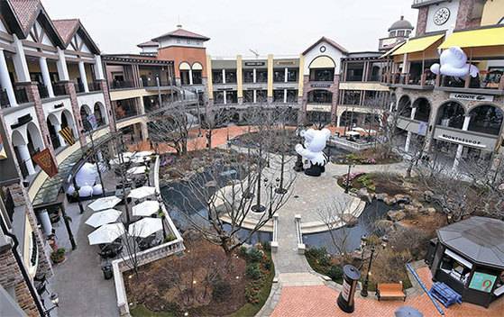 6일 개장하는 신세계 시흥 프리미엄아울렛. 스페인풍으로 지어진 건물이 특징이다. [사진 신세계사이먼]