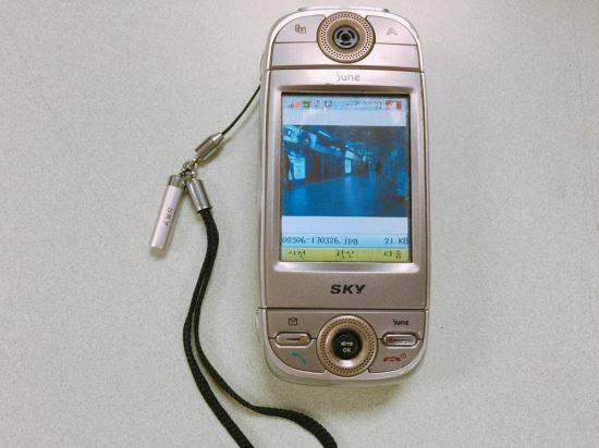 2G폰으로 찍은 사진을 컴퓨터로 옮길 수 없어 스마트폰으로 다시 촬영했다.