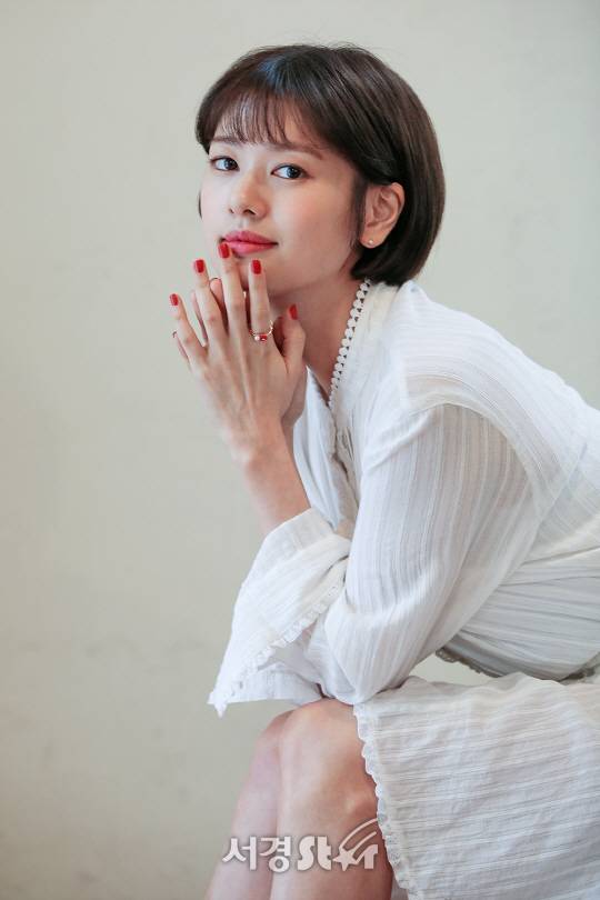 배우 정소민이 6일 오전 서울 종로구 한 카페에서 서경스타와의 인터뷰에 앞서 포즈를 취하고 있다. /사진=조은정 기자