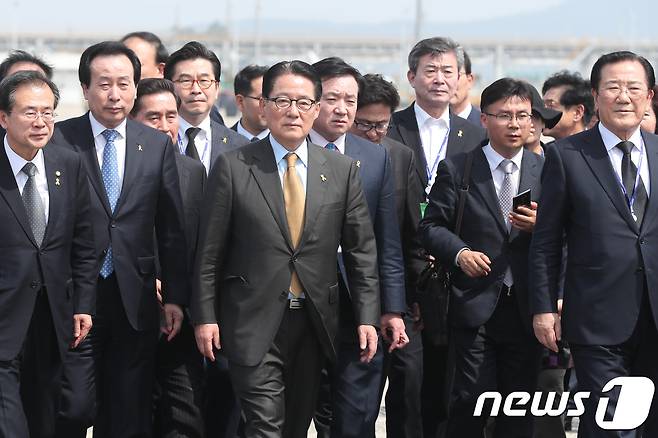 박지원 국민의당 대표가 7일 오후 반점수선에 실린 세월호가 접안해 있는 목포 신항만을 방문해 현장 상황 등을 확인한 후 이동하고 있다. 2017.4.7/뉴스1 © News1 안은나 기자