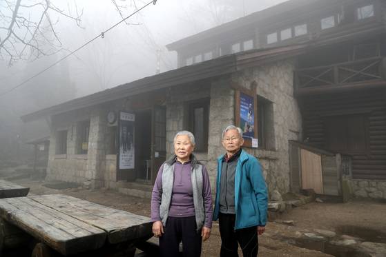 백운산장 산장지기인 이영구(오른쪽)·김금자씨 부부. 이씨는 이곳에서 61년간 살고 있다. [우상조 기자]