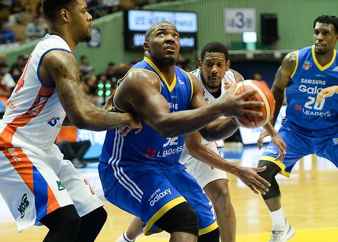 머리를 빡빡 민 마이클 크레익(왼쪽 두 번째·삼성)이 8일 서울 잠실체육관에서 열린 전자랜드와의 프로농구 6강 플레이오프 5차전 제임스 켈리(왼쪽)와 커스버트 빅터의 견제를 피해 림을 노리고 있다.KBL 제공 머리를 빡빡 민 마이클 크레익(왼쪽 두 번째·삼성)이 8일 서울 잠실체육관에서 열린 전자랜드와의 프로농구 6강 플레이오프 5차전 제임스 켈리(왼쪽)와 커스버트 빅터의 견제를 피해 림을 노리고 있다.KBL 제공