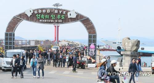 (제주=연합뉴스) 변지철 기자 = 지난 2일 오전 우도 도항선에서 내린 탐방객들이 우도 천진항을 통해 이동하고 있다. 2017.4.8      bjc@yna.co.kr