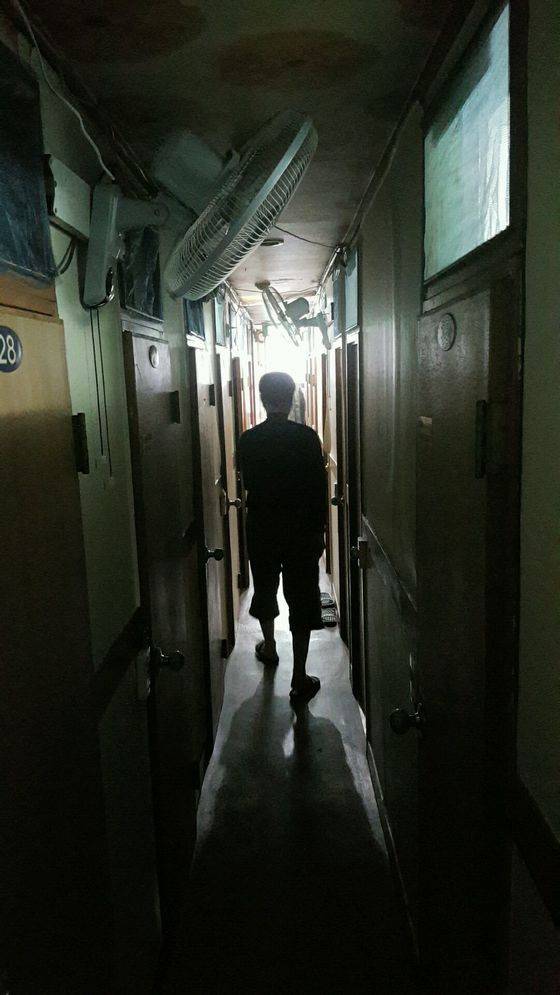 서울 강동구의 고시원에 사는 저소득 노인이 고시원 복도를 걷고 있다. 전문가 사이에선 부양의무제를 보완ㆍ개선해 기본적인 생활도 보장받지 못 하는 소외계층을 지원해야 한다는 의견이 나온다. [사진 서울시]