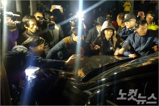 정당과 시민사회단체들은 박 의장이 누가 사임 통지서를 들고 왔는 지 명확히 밝히지 않자 귀가하려는 차량을 가로막으며 거세게 항의했다. (사진=최호영 기자)