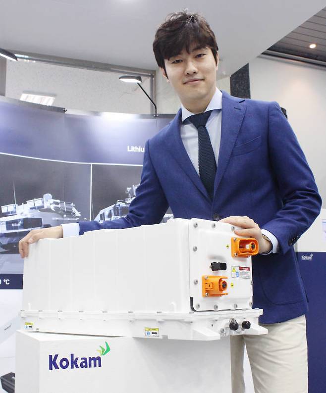 코캄이 국내 업계 최초로 출시한 전기차 전용 배터리팩 'XPAND'. 홍인관 코캄 이사가 포즈를 취하고 있다.