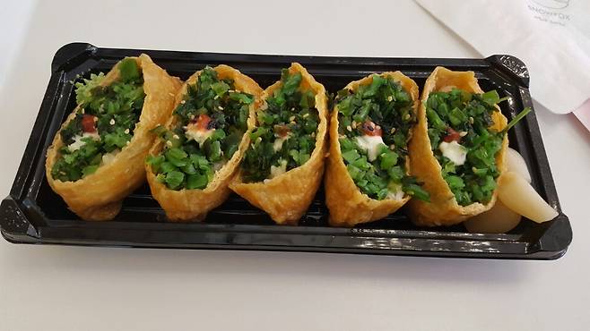 “아니 내 친구가 다 커서 유부초밥이 되다니!” - 일련의 유부남녀들을 ‘유부초밥’이라 부르기도 한다. 어느 날, 허기진 기자의 훌륭한 혼밥 메뉴였던 해초 유부초밥 5개.이슬기 기자 seulgi@seoul.co.kr