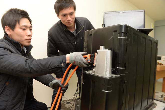 KTL 연구원이 중대형배터리 실험실에서 SM3 Z.E. 전기차 배터리 커넥터 연결 시험을 하고 있다.