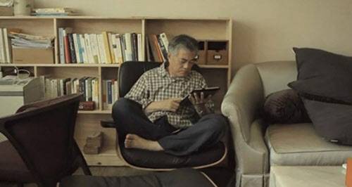 문재인 후보의 2012년 대선 TV광고. 임스 라운지 체어가 등장한다. /조선일보DB